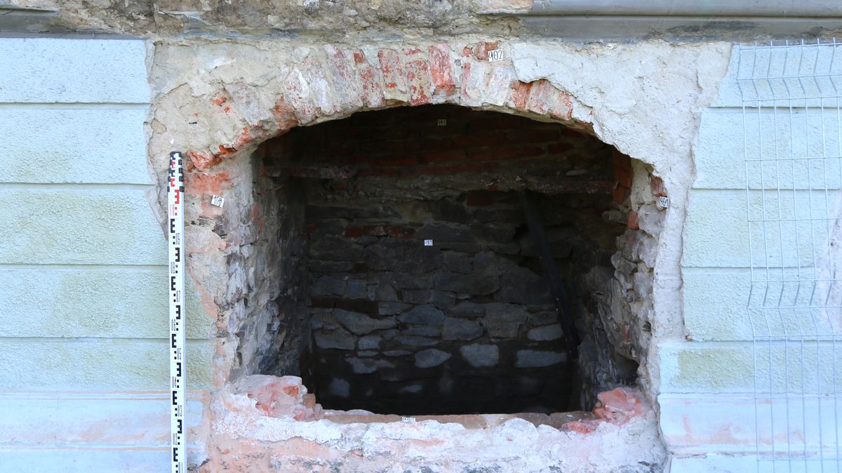 Na zámku v Kravařích odhalili utajenou barokní chladničku